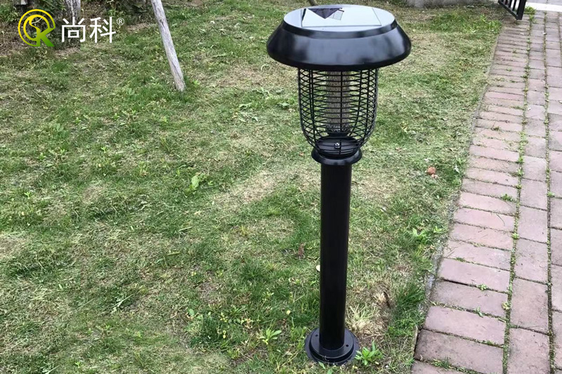 公園太陽(yáng)能戶(hù)外滅蚊燈圖片，矗立健身步道兩側(cè)
